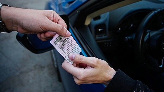 Автолюбителя с поддельными правами остановили вологодские сотрудники ГАИ