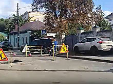 Воронежцы массово объезжали перекрытую дорогу по тротуару: видео появилось в сети