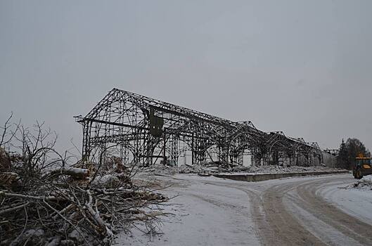 Пакгаузы на Стрелке лишились защитных стен (ФОТО)