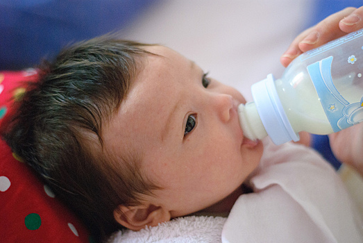 Антибактериальные средства впитываются с молоком матери