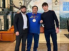 Министр промышленности и энергетики Дагестана подарил чемпиону Европы Курбану Шираеву автомобиль