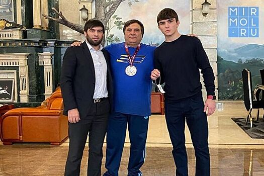 Министр промышленности и энергетики Дагестана подарил чемпиону Европы Курбану Шираеву автомобиль