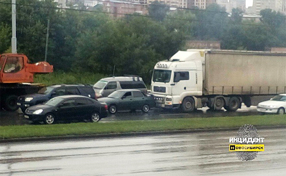Фура въехала в «вовремя не поехавшие» машины