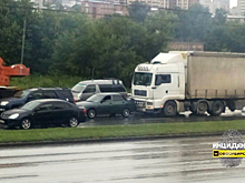 Фура въехала в «вовремя не поехавшие» машины