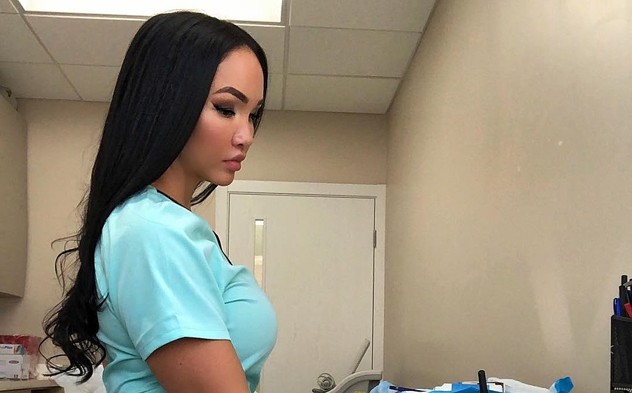 Эту девушку зовут Дана Ли, и она связала свою жизнь с медициной. Подписчики в Instagram уже назвали ее "самой красивой медсестрой"