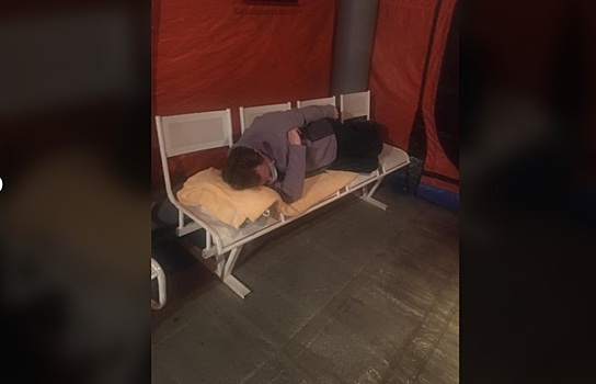 Больных COVID россиян селят в палатках у госпиталя