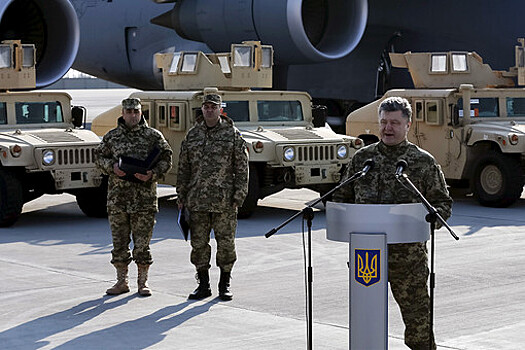 Президент Петр Порошенко и внедорожники Humvee во время встречи в аэропорту Борисполь первого самолета с нелетальной помощью Соединенных Штатов Украине, март 2015 года