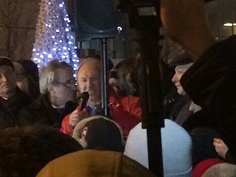 ОМОН пытался разогнать сход граждан против платных парковок