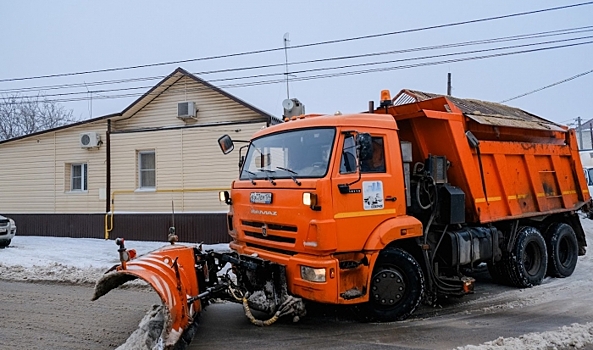 В Волгоградской области дорожные службы расчищают обочины дорог от снега