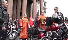 "Ночные волки" освятили мотоциклы у Исаакиевского собора в Петербурге