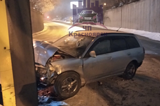 В Красноярске иномарка врезалась в опору железнодорожного моста
