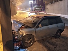 В Красноярске иномарка врезалась в опору железнодорожного моста