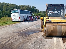 Автобус с пассажирами врезался в каток в Новосибирской области