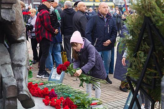 У Мемориала памяти сотрудникам УВД по Приморскому краю прошла церемония возложения венков