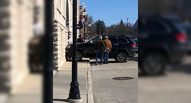 Управлявшая внедорожником Jeep собака врезалась в магазин