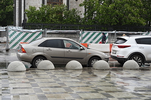 Москвичей предупреждают об осложнении дорожной ситуации из‑за грозы с дождем