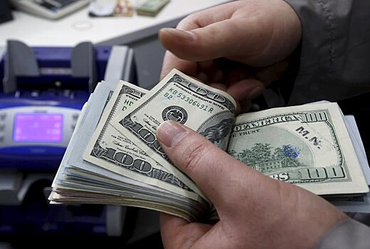 Доллар дешевеет к мировым валютам на неопределенности вокруг денежной политики ФРС