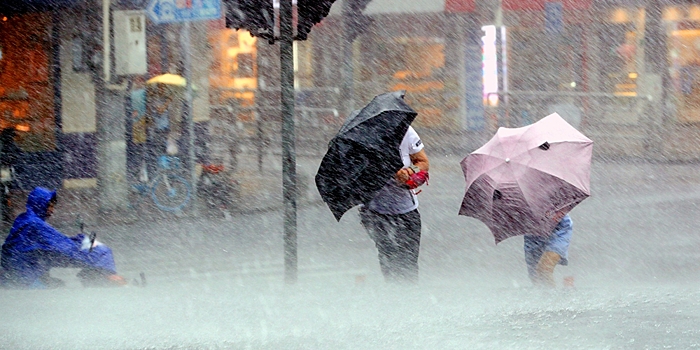 В Шанхае выпущено "оранжевое" предупреждение в связи с сильными ливнями, обрушившимися из-за тайфуна "Лекима"