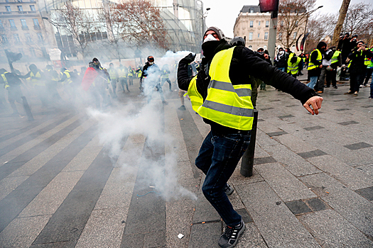 В Париже на акции протеста против пенсионной реформы задержали 38 человек