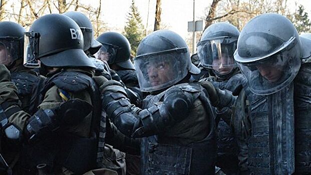 Полиция порвала русофобский плакат на митинге радикалов в Тернополе
