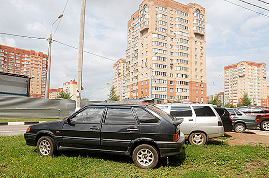 Штрафы за парковку на газонах хотят прописать в КоАП
