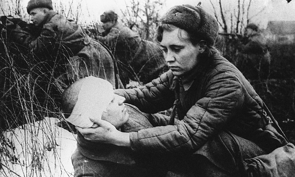 Санинструктор Валентина Грибкова перевязывает раненого, 1945 год