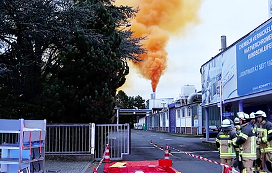 Клубы токсичного оранжевого дыма окутали город в Германии