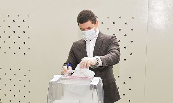 Губернатор Ямала проголосовал по поправкам в Конституцию