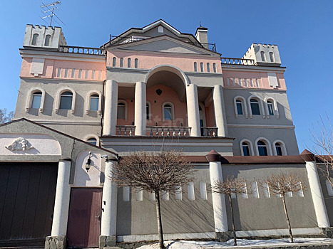 Колонны и розовый мрамор: разглядываем особняк под Екатеринбургом, который продают за 65 млн рублей