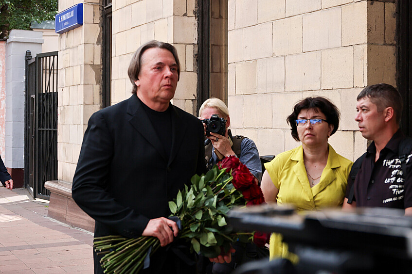 Генеральный директор Первого канала Константин Эрнст на прощании с кинорежиссером Александром Миттой в Центральном доме литераторов в Москве, 17 июля 2025 года