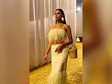 Ирина Шейк в топе с перьями вышла на подиум на показе Jacquemus