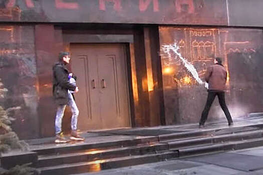 В Москве мужчина пытался бросить коктейль Молотова в Мавзолей Ленина , его задержали