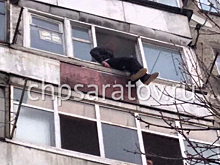 В Саратове мужчина грозился спрыгнуть с балкона 7 этажа