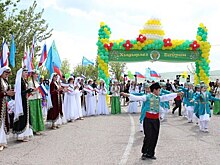 На крымско-татарском празднике "Хыдырлез" приготовили гигантский чебурек