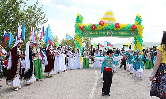 На крымско-татарском празднике "Хыдырлез" приготовили гигантский чебурек