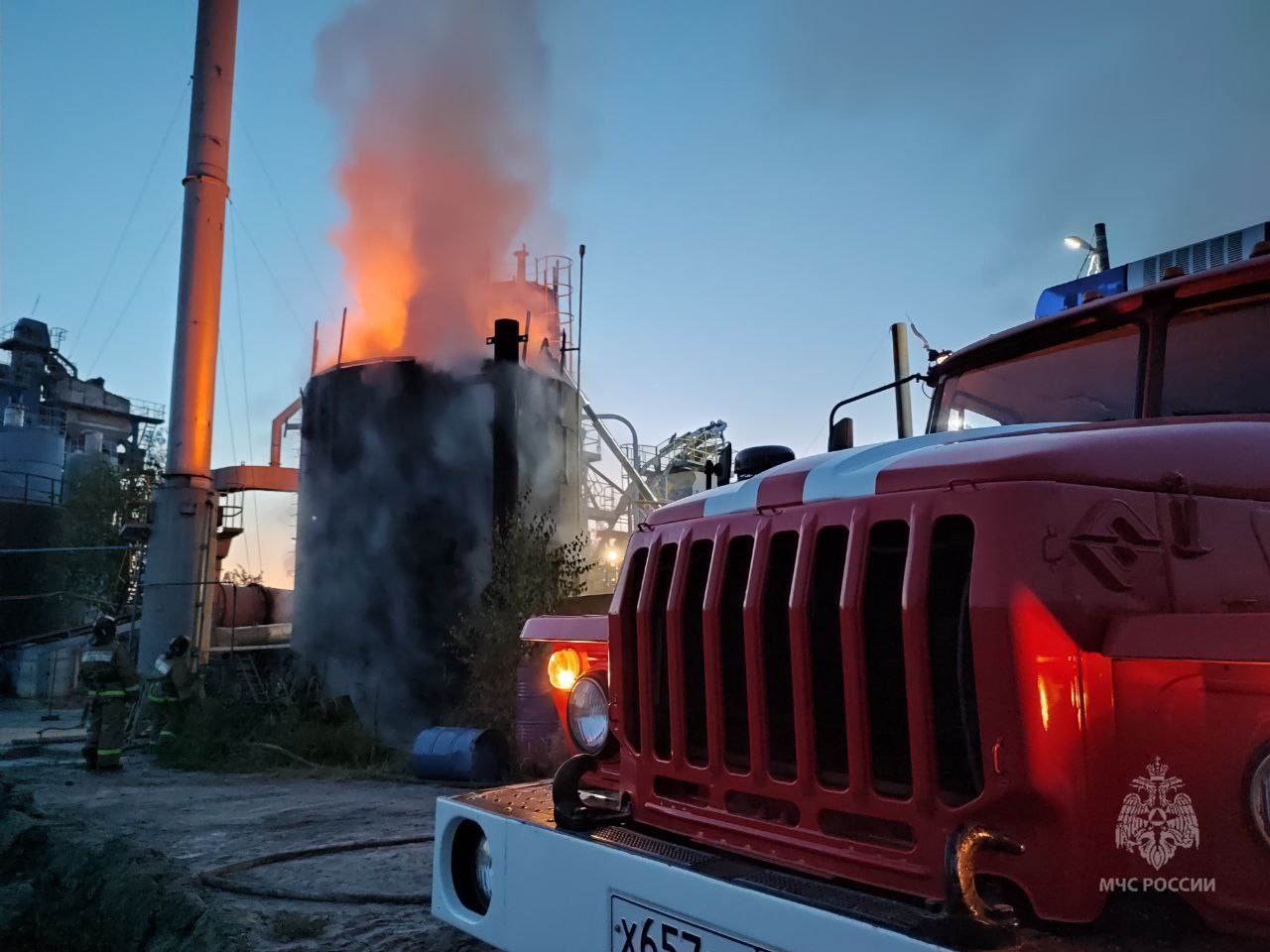 Пожар на асфальтном заводе произошел в Дзержинском округе ночью