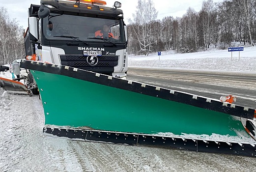 До 700 единиц техники ежедневно чистят дороги в Новосибирской области