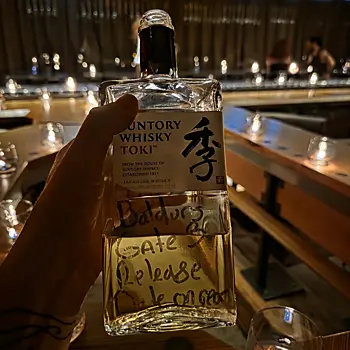 Разработчик Baldurʼs Gate 3 пять лет назад написал дату релиза на бутылке виски