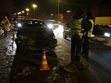 В Екатеринбурге «Мазда-3» наехала на машину семьи с 6-летним ребёнком