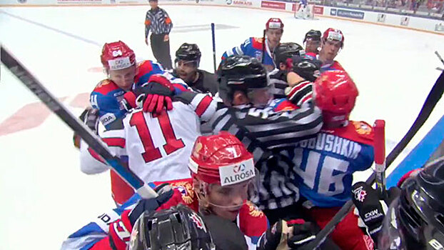 Массовая драка сборных России и Канады по хоккею попала на видео