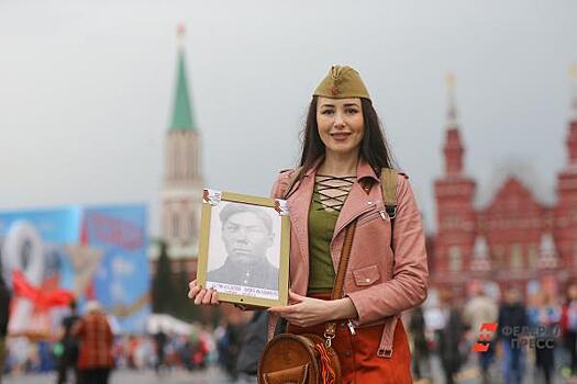 «Идут тяжелые бои, вряд ли мы с вами увидимся, родные». По Москве прошел «Бессмертный полк»