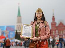 «Идут тяжелые бои, вряд ли мы с вами увидимся, родные». По Москве прошел «Бессмертный полк»