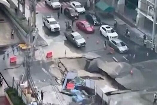 Часть оживлённой улицы провалилась под землю в многомиллионном городе