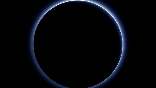 NASA обнаружило над Плутоном земное небо