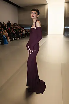 Зендая со своей очень короткой челкой в готическом стиле стала популярной на Неделе моды в Париже