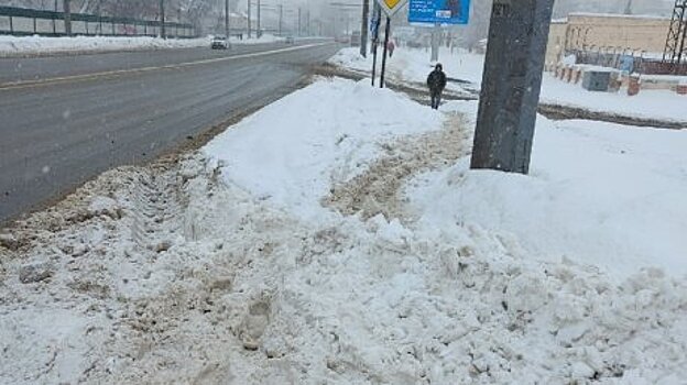 В Пензе дорожные знаки мешают расчистке тротуаров от снега