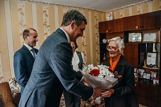Губернатор Приамурья вручил юбилейную медаль фронтовику Фаине Волобуевой