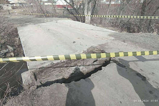 В селе Власиха Алтайского края на фоне паводка обрушился мост
