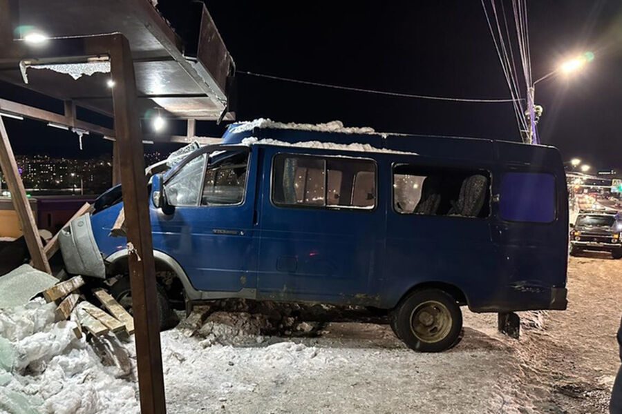 В Челябинской области «газель» влетела в остановку с людьми