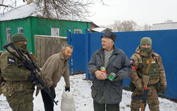 Курские «Барсы» совместно с военной полицией передали глушковцам гуманитарную помощь